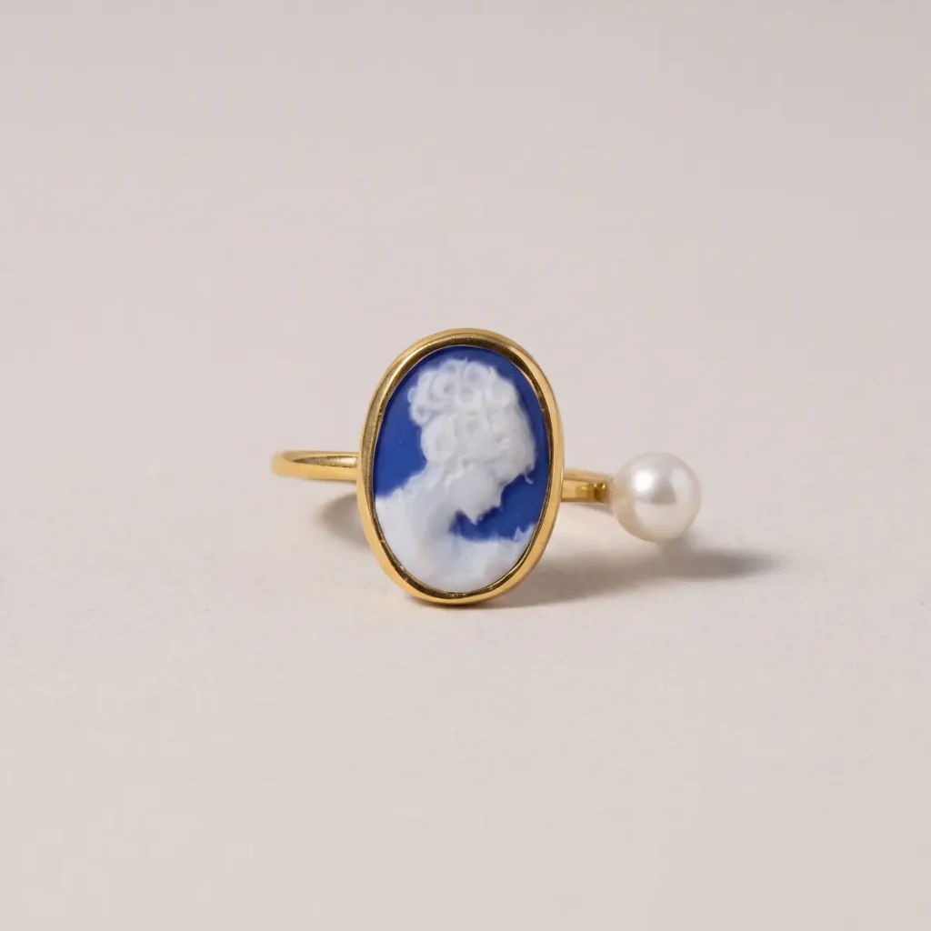 Bague camée bleue ornée d'une perle Akoya avec monture dorée