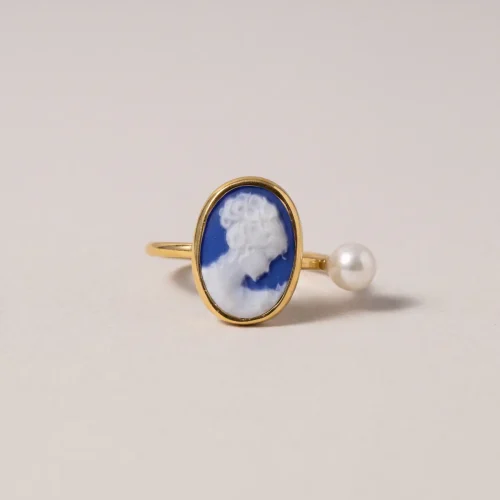 Bague camée bleue ornée d'une perle Akoya avec monture dorée