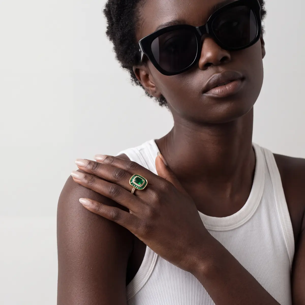 Bague cocktail verte style Gatsby portée avec une tenue décontractée
