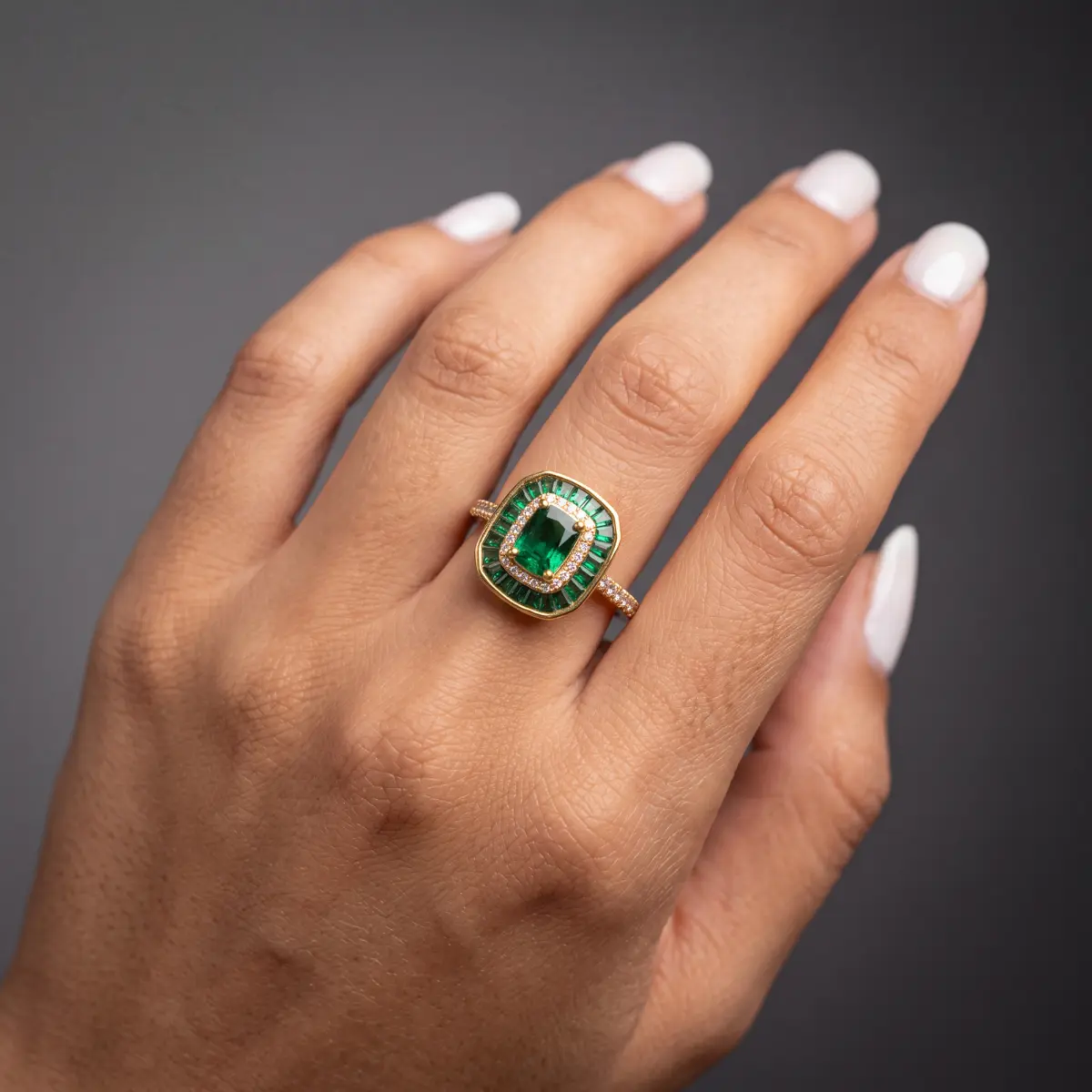 bague-cocktail-style-gatsby-vue-sur-main Bague cocktail verte de style Gatsby portée au majeur d'une main