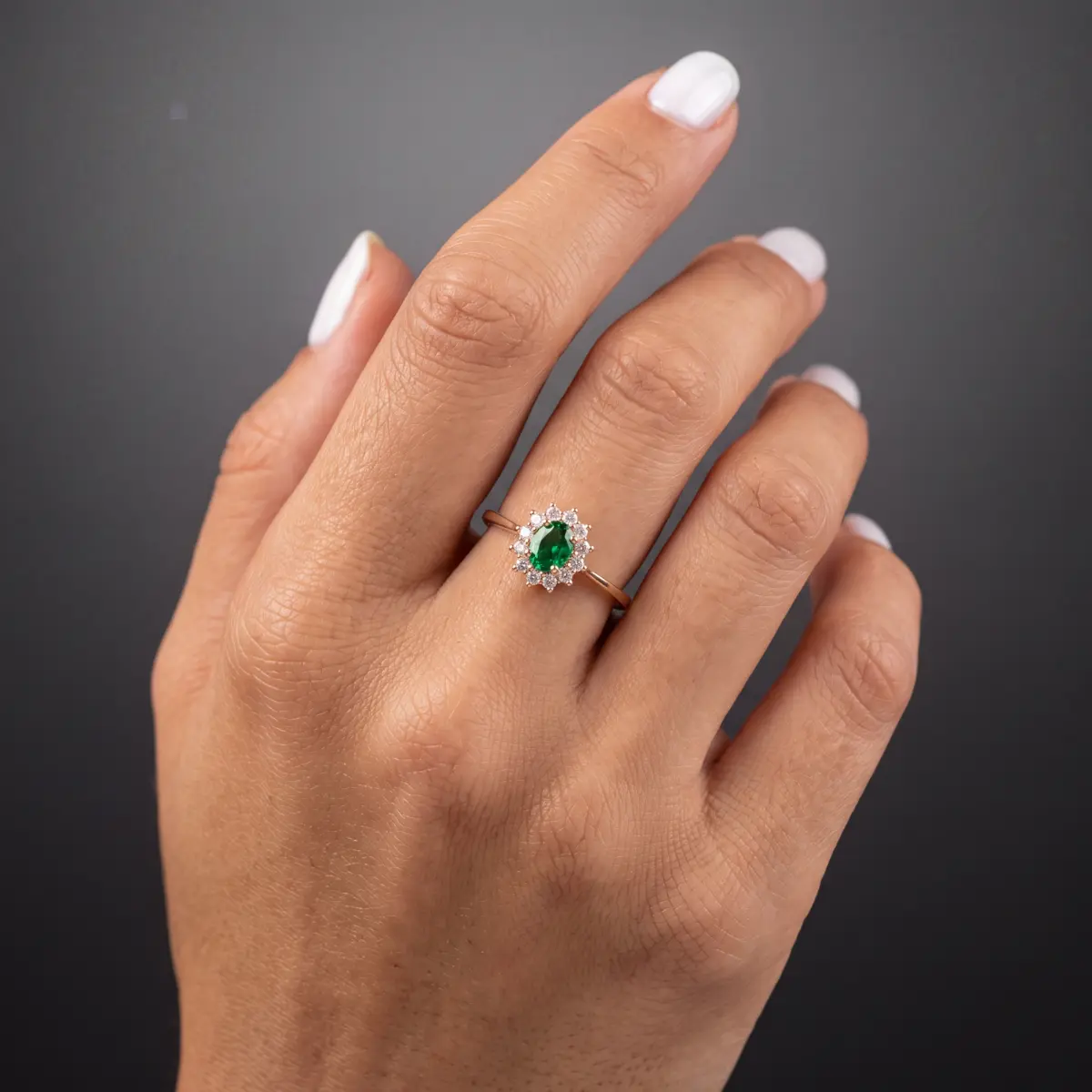 Bague marguerite de couleur verte portée au majeur d'une main